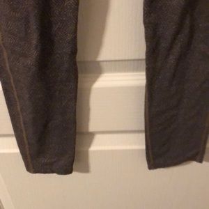 Zigzag patterned leggings